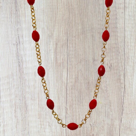 Red glass bead necklace and earring set made with oval glass beads an gold chain - Picture 10 of 11